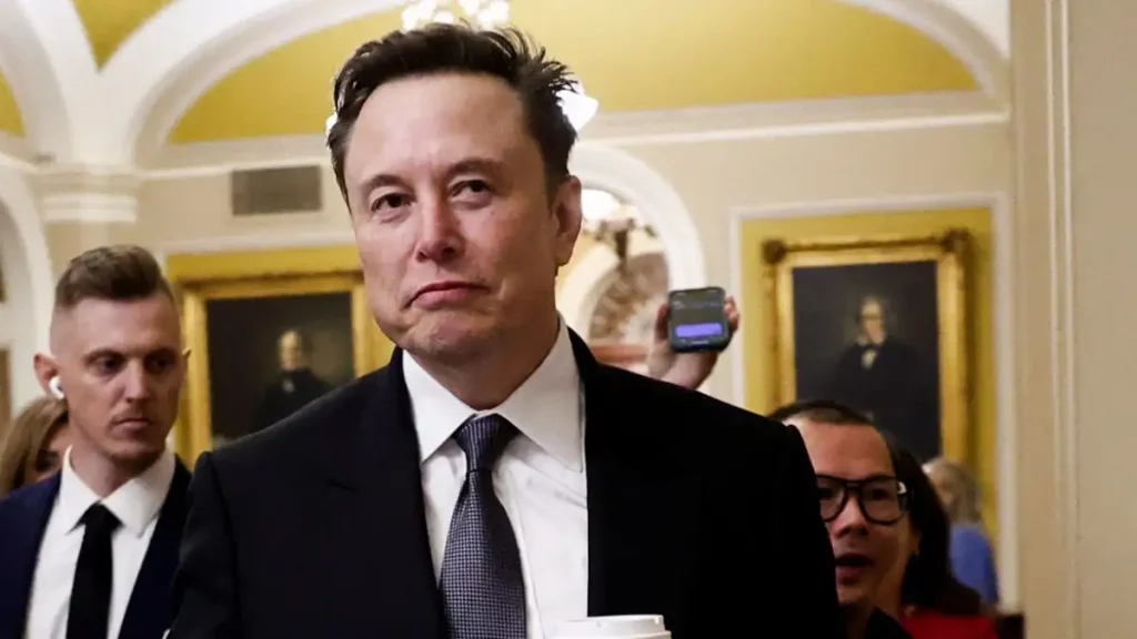 Ε.Μασκ: Eμφανίστηκε ντυμένος Άγιος Βασίλης και εμφανώς αδυνατισμένος και αποκάλυψε ότι παίρνει φάρμακο τύπου Ozempic