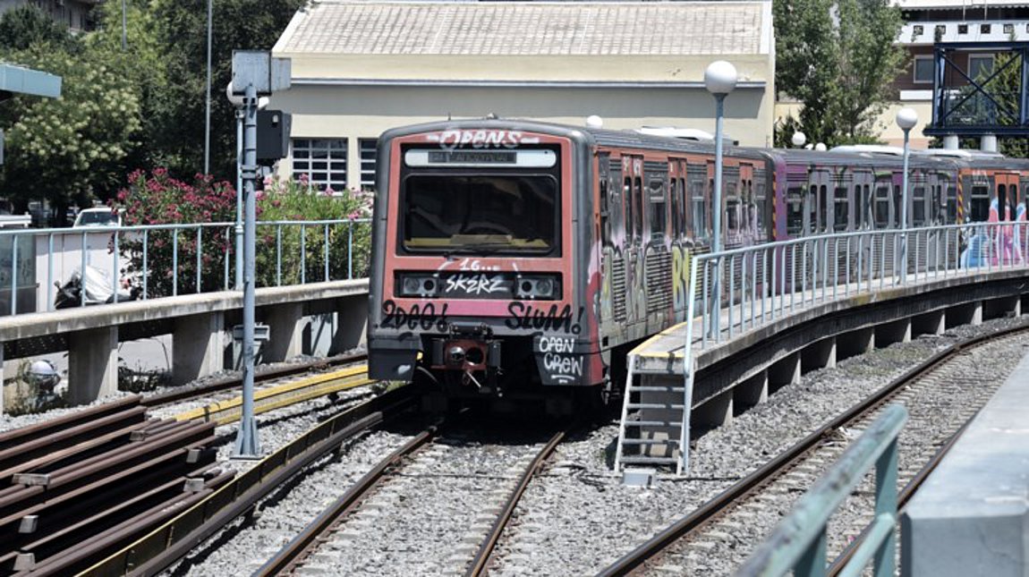 Μαρούσι: Κομμάτι γυψοσανίδας κατέρρευσε ξαφνικά σε παιδικό παιχνίδι στον ΗΣΑΠ