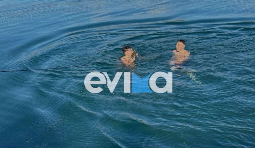 Θεοφάνια: 12χρονος έπιασε τον Σταυρό στον Αλμυροπόταμο Ευβοίας (φώτο)