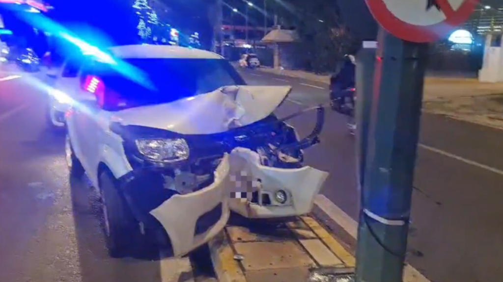 Αυτοκίνητο «καρφώθηκε» σε κολώνα στην Πειραιώς (φωτο)