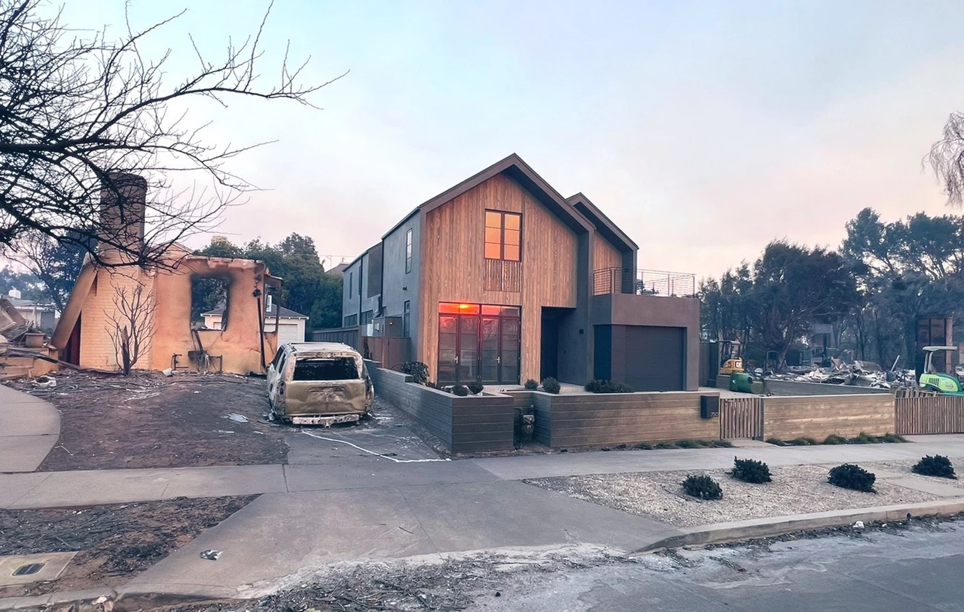 Λος Άντζελες: Αυτό είναι το σπίτι που η φωτιά πέρασε και δεν ακούμπησε – Το σχεδιαστικό μυστικό που το έσωσε