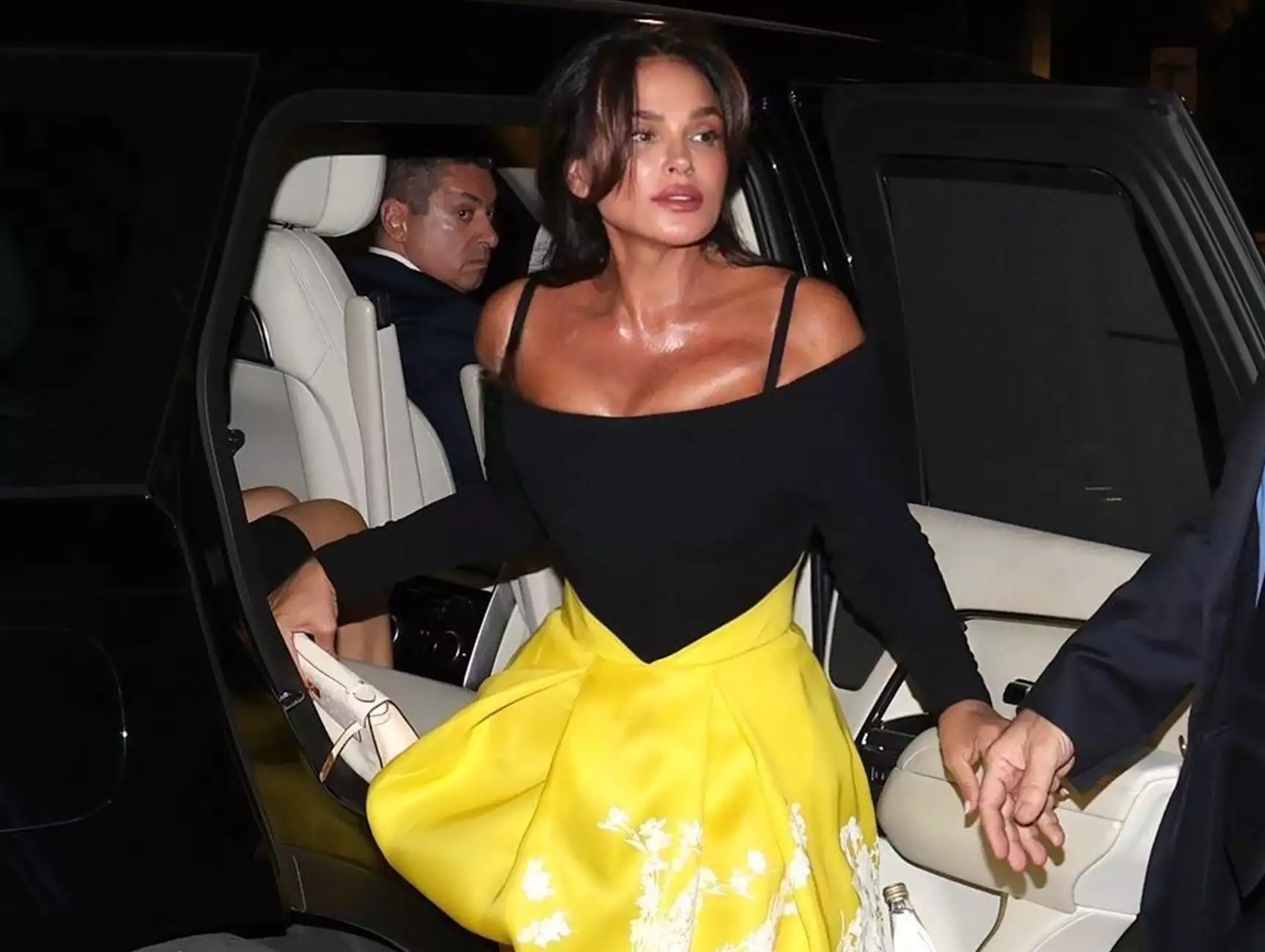 Η εντυπωσιακή εμφάνιση της Σ.Κριθαριώτη: Ποζάρει φορώντας ένα μακρύ ασημί φόρεμα (φωτο)