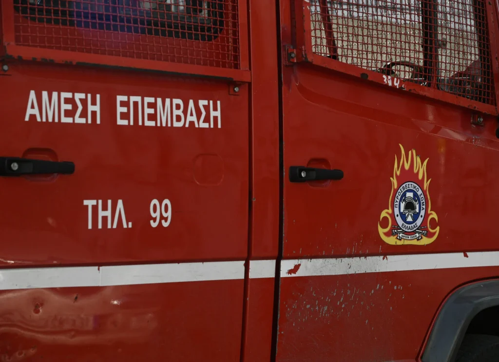 Άγνωστοι πυρπόλησαν αυτοκίνητο Tesla στα Εξάρχεια