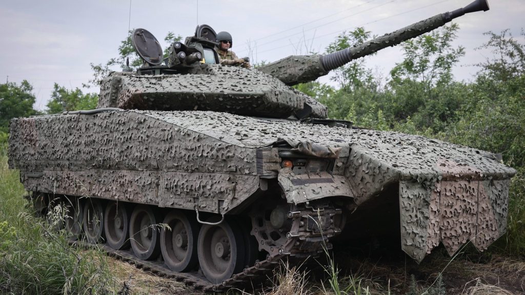 Ουκρανικό ΤΟΜΑ τύπου CV-90 καταστρέφεται από ρωσικό FPV οπτικής ίνας (βίντεο)