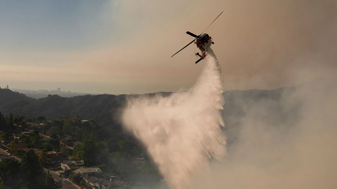 Μαίνεται η φωτιά στο Λος Άντζελες – Απειλείται η κοιλάδα του Σαν Φερνάντο