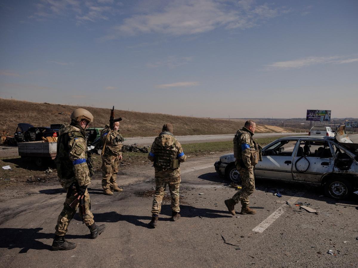 Η Δύση χρηματοδοτεί την Ουκρανία και οι άνδρες της πολεμούν… με κράνη του Β’Π.Π. (βίντεο)