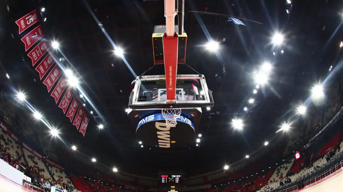 ΣΕΦ: Έσταζε ξανά η οροφή του και ο Ολυμπιακός έκανε προπόνηση στο βοηθητικό γήπεδο