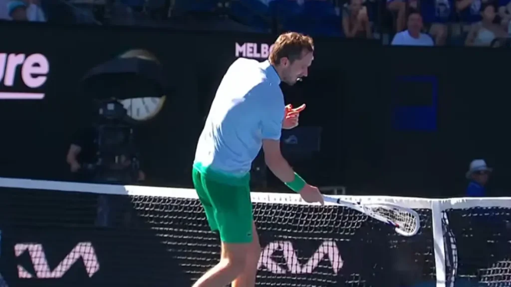 Ο Ντανίλ Μεντέντεφ ξέσπασε και έσπασε με τη ρακέτα του την κάμερα του φιλέ – Δείτε βίντεο 