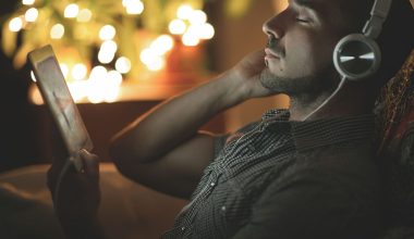 Η Τεχνητή Νοημοσύνη αποκαλύπτει: Αυτά είναι τα είδη μουσικής που ακούν οι λιγότερο ευφυείς άνθρωποι