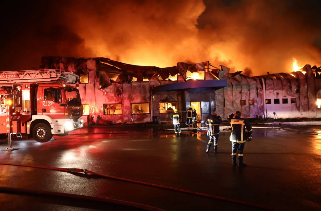 Οριοθετήθηκε η φωτιά στις εγκαταστάσεις της αρτοβιομηχανίας «Καραμολέγκος» στο Κορωπί