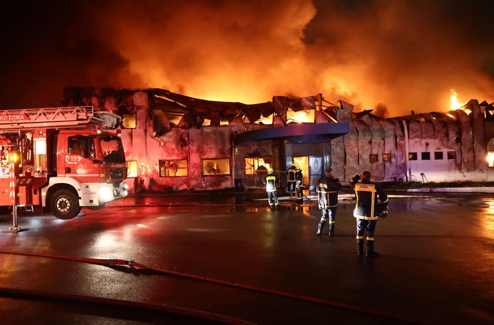 Οριοθετήθηκε η φωτιά στις εγκαταστάσεις της αρτοβιομηχανίας «Καραμολέγκος» στο Κορωπί