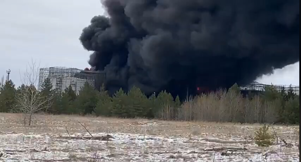 Σε κατάσταση έκτακτης ανάγκης ρωσικό χωριό μετά από ουκρανική επίθεση σε αποθήκη πετρελαίου