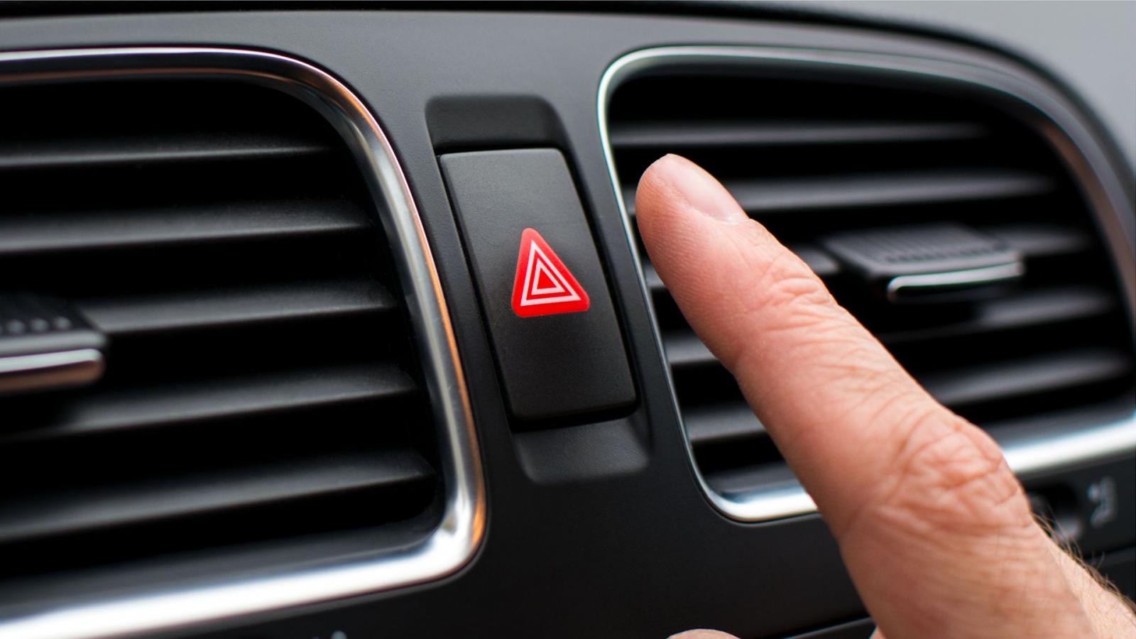 Πότε χρησιμοποιούμε τα αλάρμ στο αυτοκίνητο: Το πρόστιμο για την «άσκοπη χρήση» τους