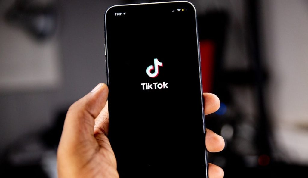 Λευκός Οίκος: «Τέχνασμα η ανακοίνωση του TikTok ότι θα διακόψει τη λειτουργία του στις ΗΠΑ»