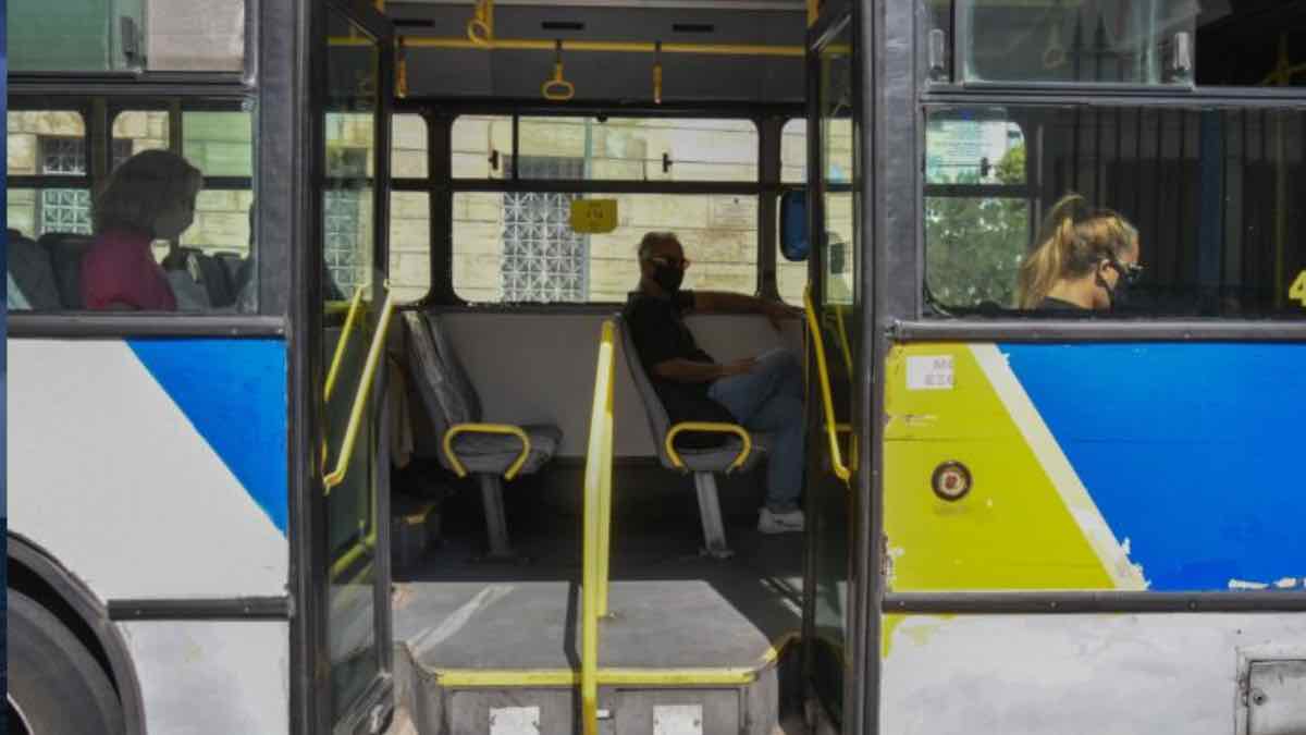 «Με έξυσε λίγο στο κεφάλι»: Τι είπε ο 19χρονος που τραυματίστηκε από την επίθεση σε λεωφορείο στον Κορυδαλλό