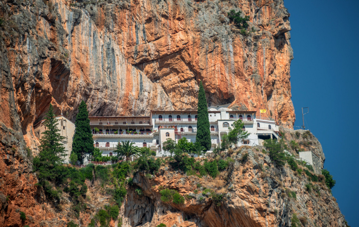 Παναγία Ελώνα: H μονή του Πάρνωνα που είναι χτισμένη μέσα στους βράχους- Ποια είναι η ιστορία της