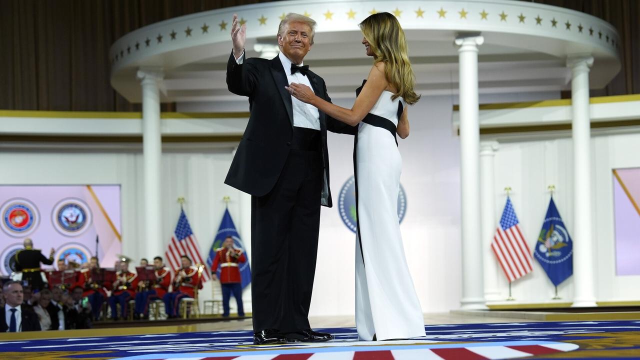 Ο πρώτος χορός Ντόναλντ Τραμπ με την Μελάνια μετά την ορκωμοσία και το… YMCA (βίντεο)