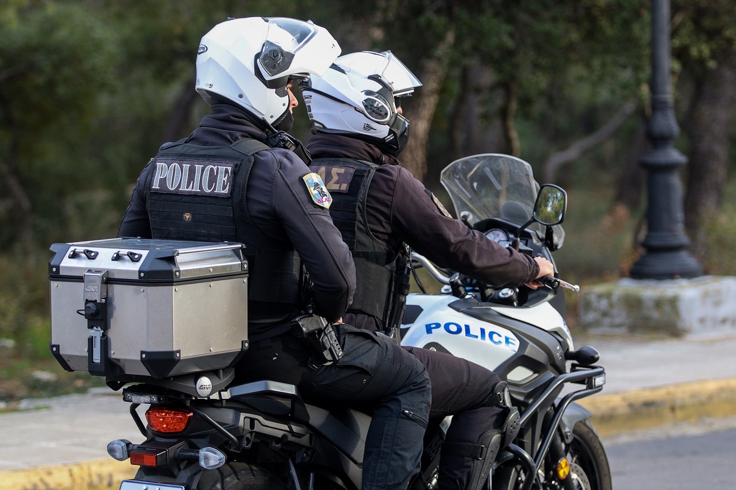 Βίντεο: Η στιγμή που δύο ανήλικοι Ρομά στην Πάτρα κλέβουν μηχανή στο «άψε σβήσε»