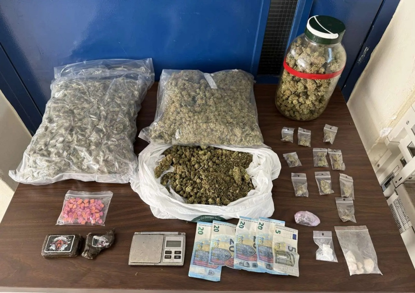 Άγιος Παντελεήμονας: Συνελήφθη 23χρονος που είχε μετατρέψει το σπίτι του σε αποθήκη ναρκωτικών (φωτο)