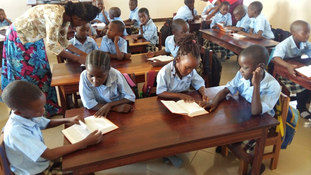 Τανζανία: Με ηλιακά σακίδια οι μαθητές πηγαίνουν στα σχολεία για να διαβάσουν στα σκοτάδια (φωτο)