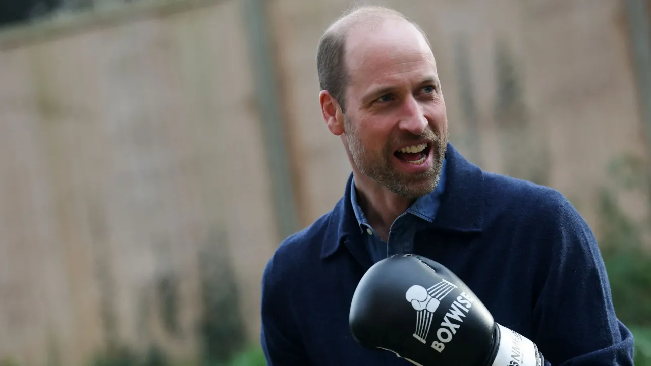 Πρίγκιπας Ουίλιαμ: Φόρεσε γάντια και μπήκε στο «τερέν» για να παίξει μποξ με νεαρούς άστεγους (βίντεο)