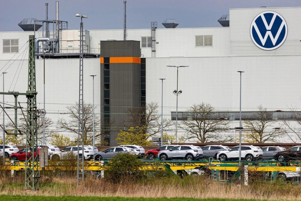 Volkswagen: Επιστροφή στις παραδοσιακές μεθόδους για να αντιμετωπίσει τη νέα εποχή