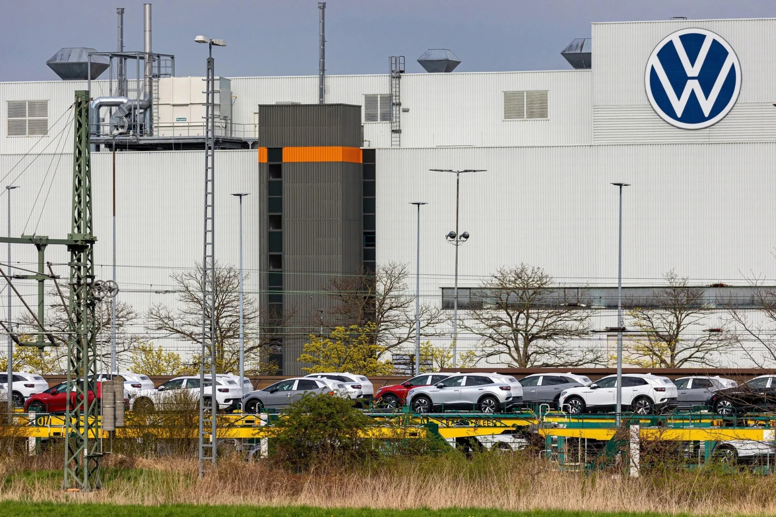 Volkswagen: Επιστροφή στις παραδοσιακές μεθόδους για να αντιμετωπίσει τη νέα εποχή