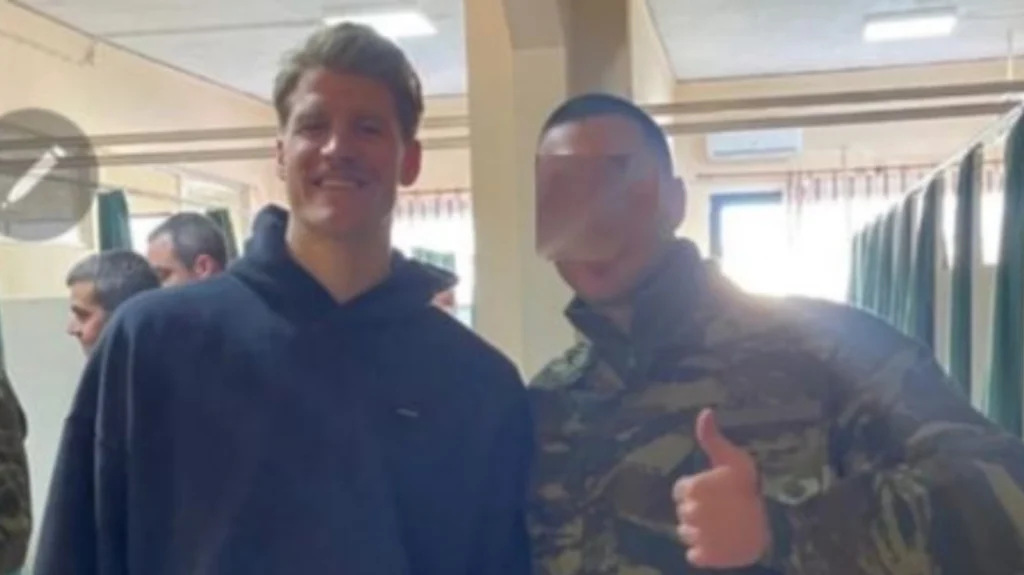 Ολυμπιακός: Ο Γουόκαπ άφησε μουστάκι και παρουσιάστηκε στον στρατό