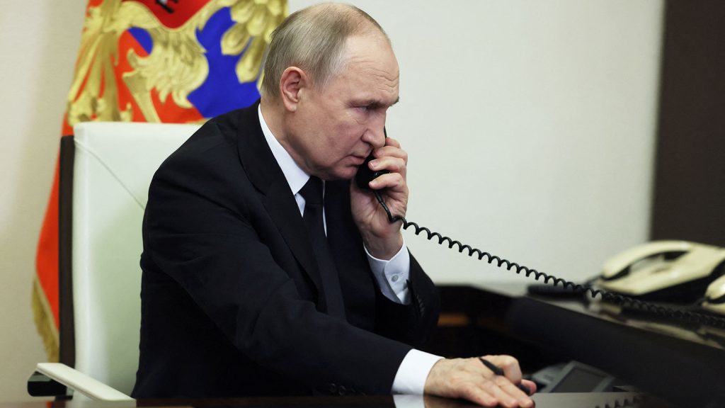 Ο Β.Πούτιν διέκοψε ξαφνικά κυβερνητική τηλεδιάσκεψη: «Πρέπει να δεχτώ ένα σημαντικό τηλεφώνημα» (βίντεο)