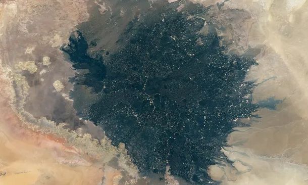 Τεράστια αρχαία λάβα ρίχνει μια απόκοσμη, χρυσαφένια σκιά στη Σαχάρα