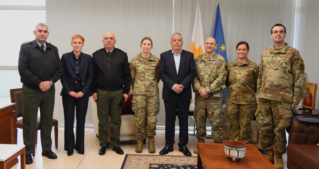 Αμερικανοί στρατιωτικοί αξιολογούν την αεροπορική βάση της Πάφου στην Κύπρο (φωτό)