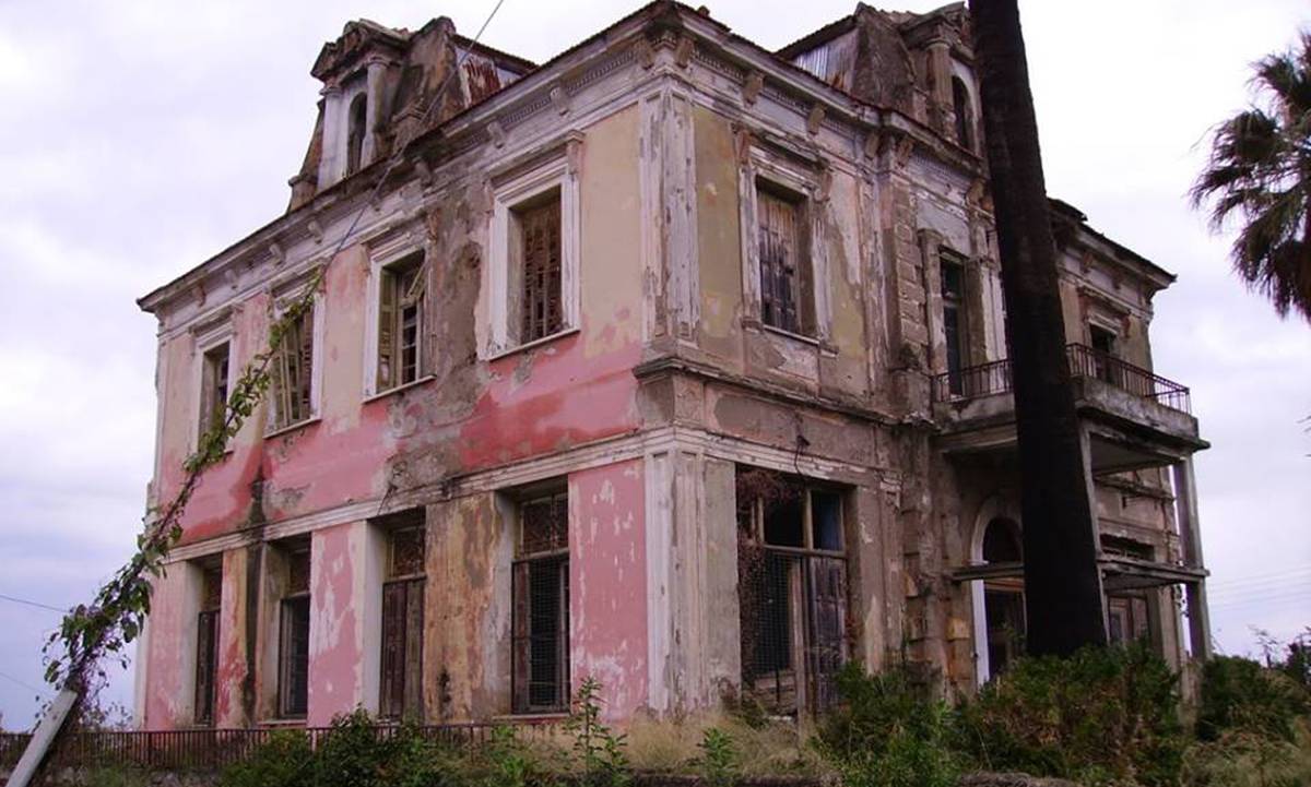 Αυτά είναι τα στοιχειωμένα σπίτια της Αττικής: Η ιστορία που «κρύβουν»