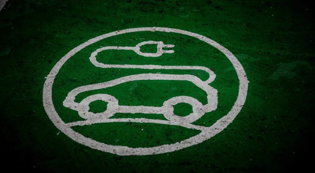 Παράταση για την δωρεάν στάθμευση EV στις πόλεις