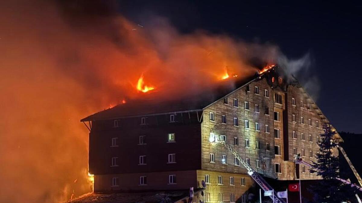 Σοκαριστικό βίντεο από το καμένο ξενοδοχείο στην Τουρκία – Οι γονείς έριχναν τα παιδιά τους από τα παράθυρα!