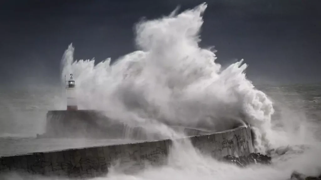 «Συναγερμός» στη Βρετανία λόγω σφοδρής κακοκαιρίας: Εκκενώνονται περιοχές – Χωρίς ρεύμα 560.000 κτήρια (vid)