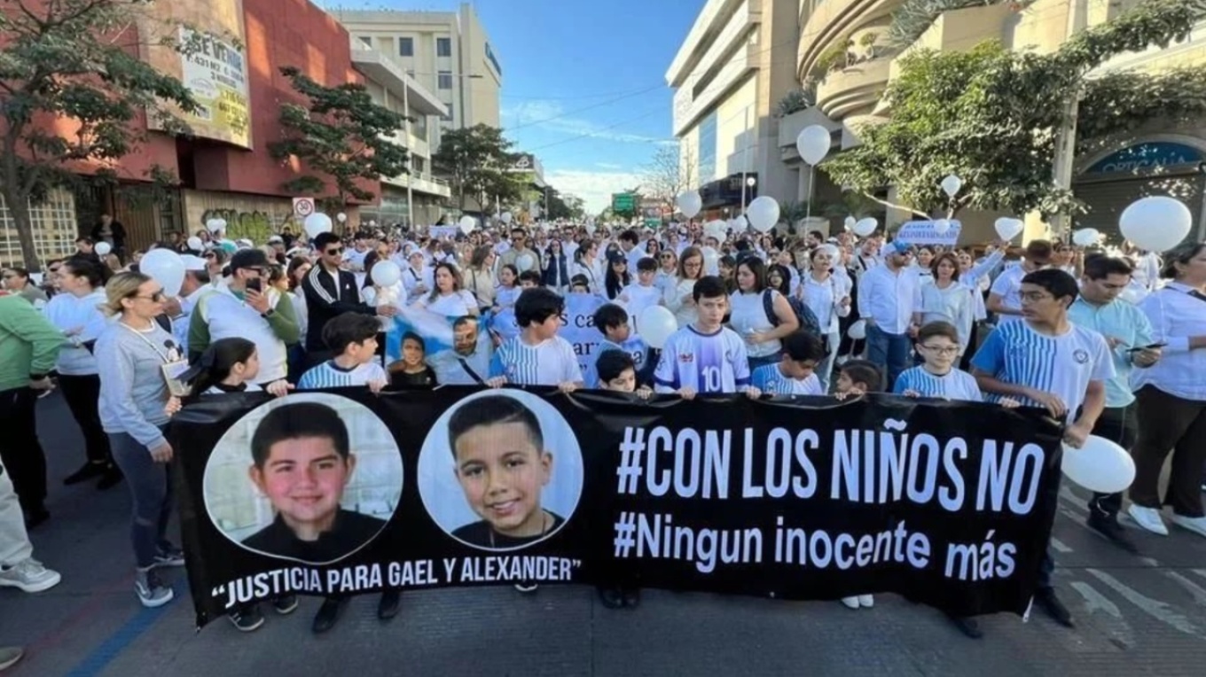 Μεξικό: Στους δρόμους εκατοντάδες διαδηλωτές μετά τη δολοφονία πατέρα και δυο παιδιών από συμμορίες (βίντεο)