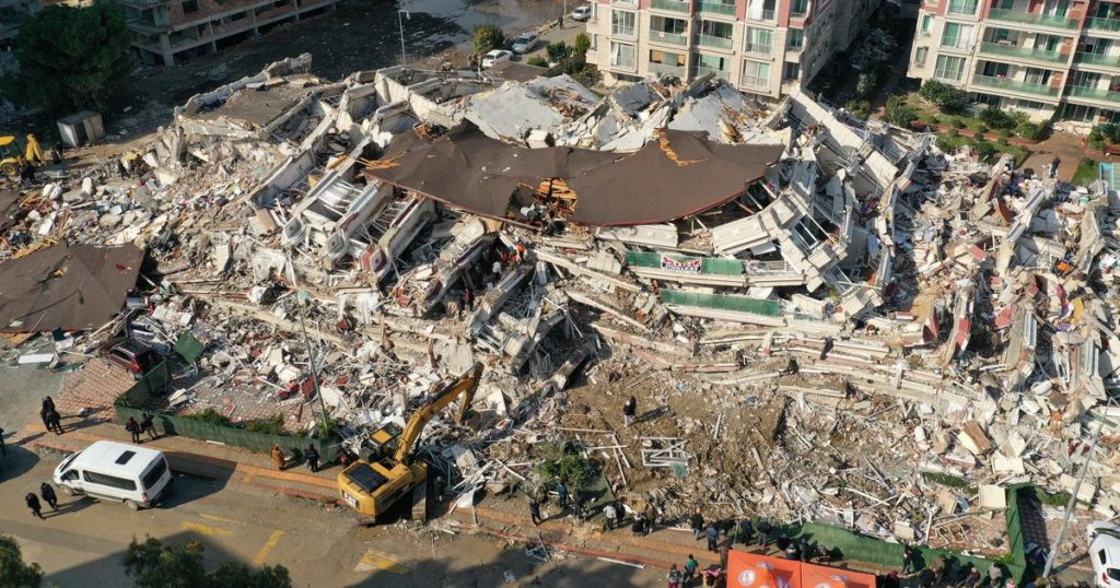 Βίντεο: Πολυκατοικία στο Ικόνιο στην Τουρκία κατέρρευσε σαν «τραπουλόχαρτο»