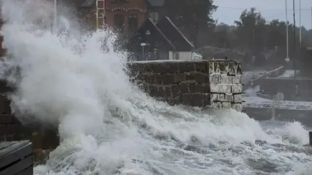 Ιρλανδία: Ένας νεκρός από το καταστροφικό πέρασμα της κακοκαιρίας Eowyn- Χιλιάδες ιδιοκτησίες χωρίς ρεύμα (βίντεο)