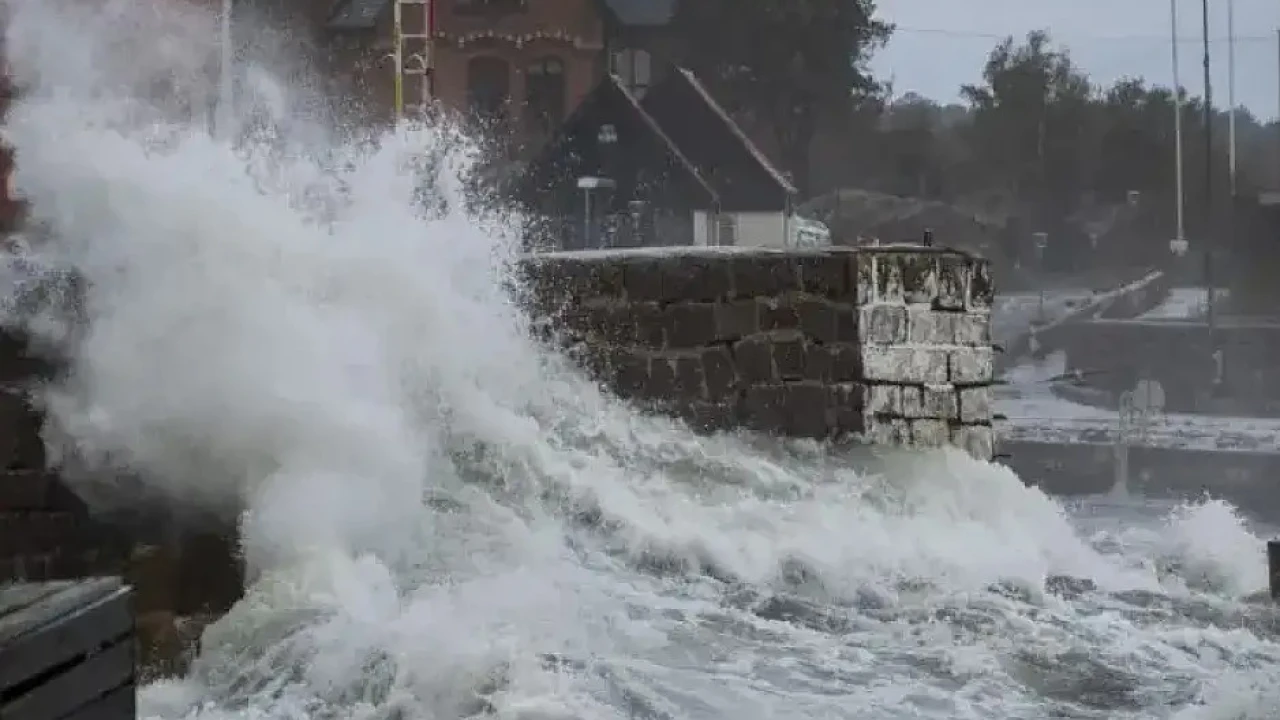 Ιρλανδία: Ένας νεκρός από το καταστροφικό πέρασμα της κακοκαιρίας Eowyn- Χιλιάδες ιδιοκτησίες χωρίς ρεύμα (βίντεο)