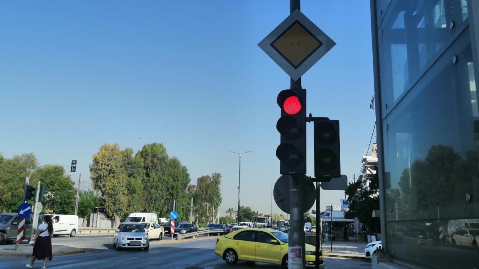 Αυτό είναι το λάθος που κάνουν οι περισσότεροι οδηγοί στο φανάρι: Ποιες φθορές προκαλούνται στο αυτοκίνητο