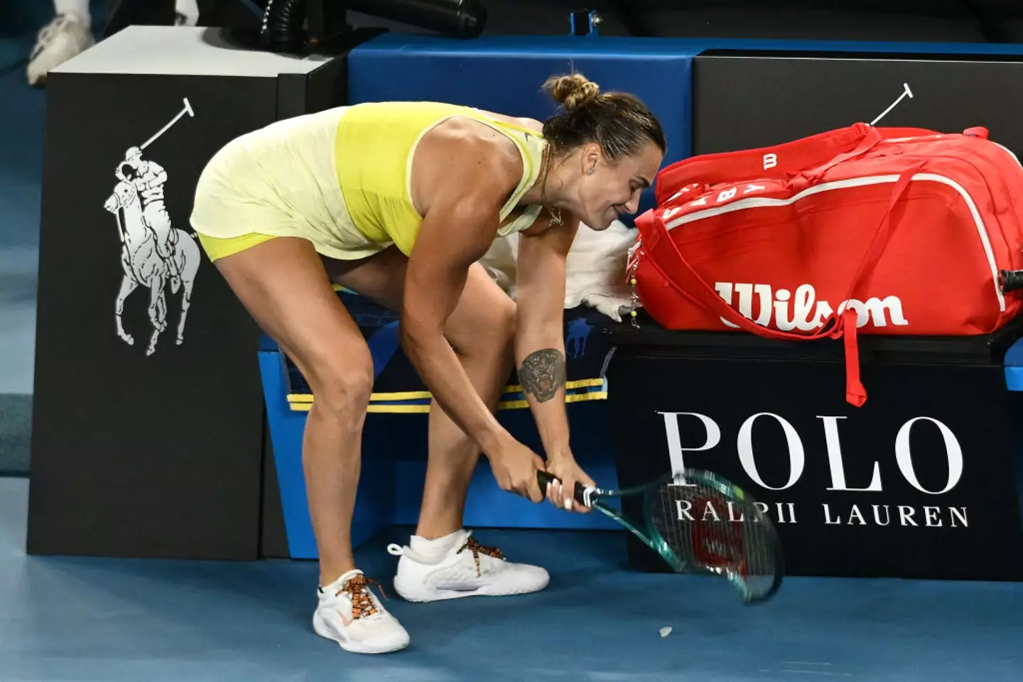 Australian Open (W): Μαινόμενη η Α.Σαμπαλένκα δεν άντεξε την ήττα στον τελικό και έσπασε τη ρακέτα της (vid)