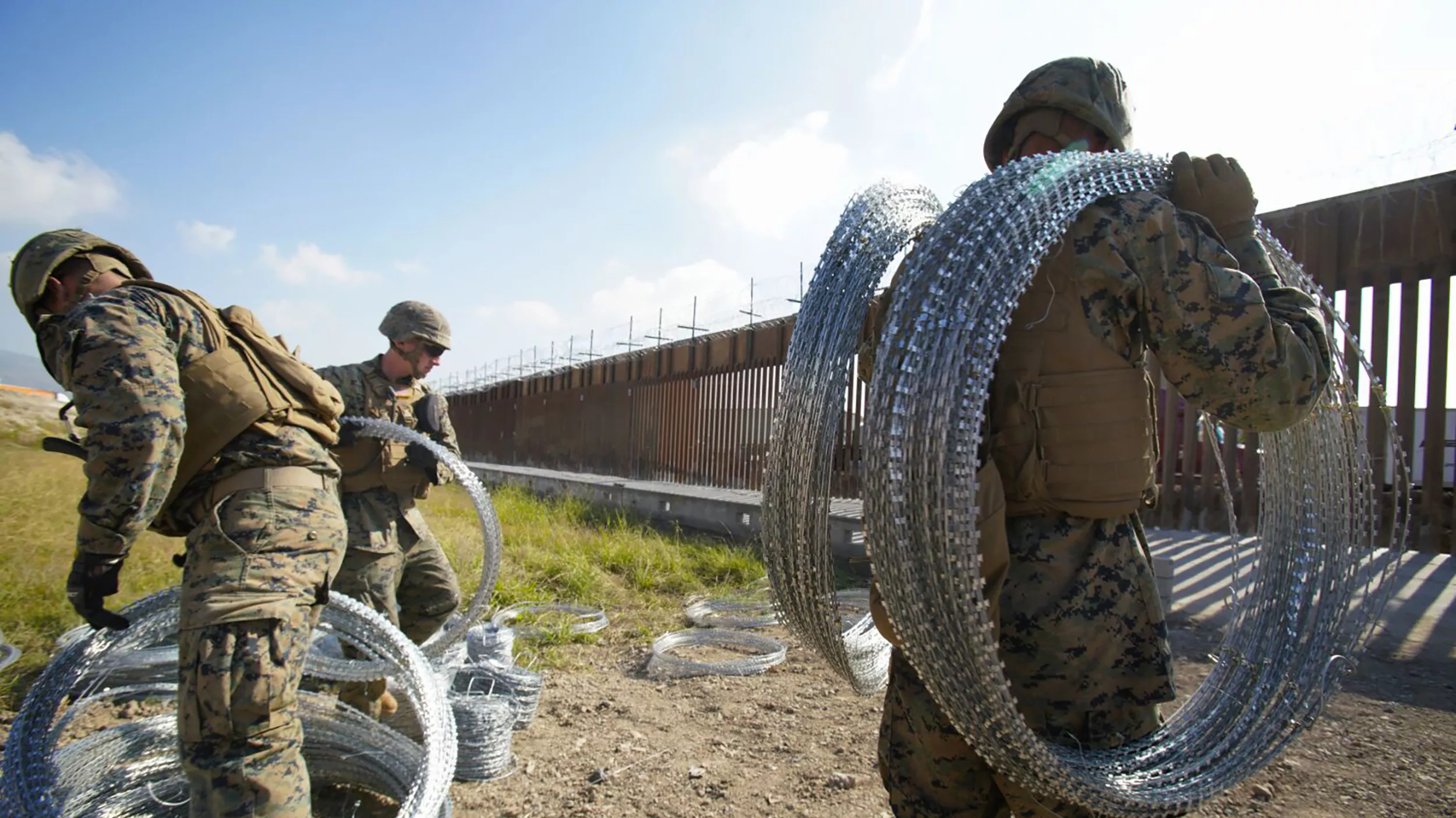 Οι ΗΠΑ αναπτύσσουν ισχυρή στρατιωτική παρουσία για την αποτροπή επαναπροώθησης αλλοδαπών από το Μεξικό (βίντεο)