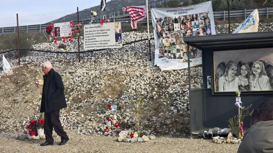 Έγκλημα στα Τέμπη: Λουλούδια στο σημείο της τραγωδίας άφησαν συγγενείς των θυμάτων