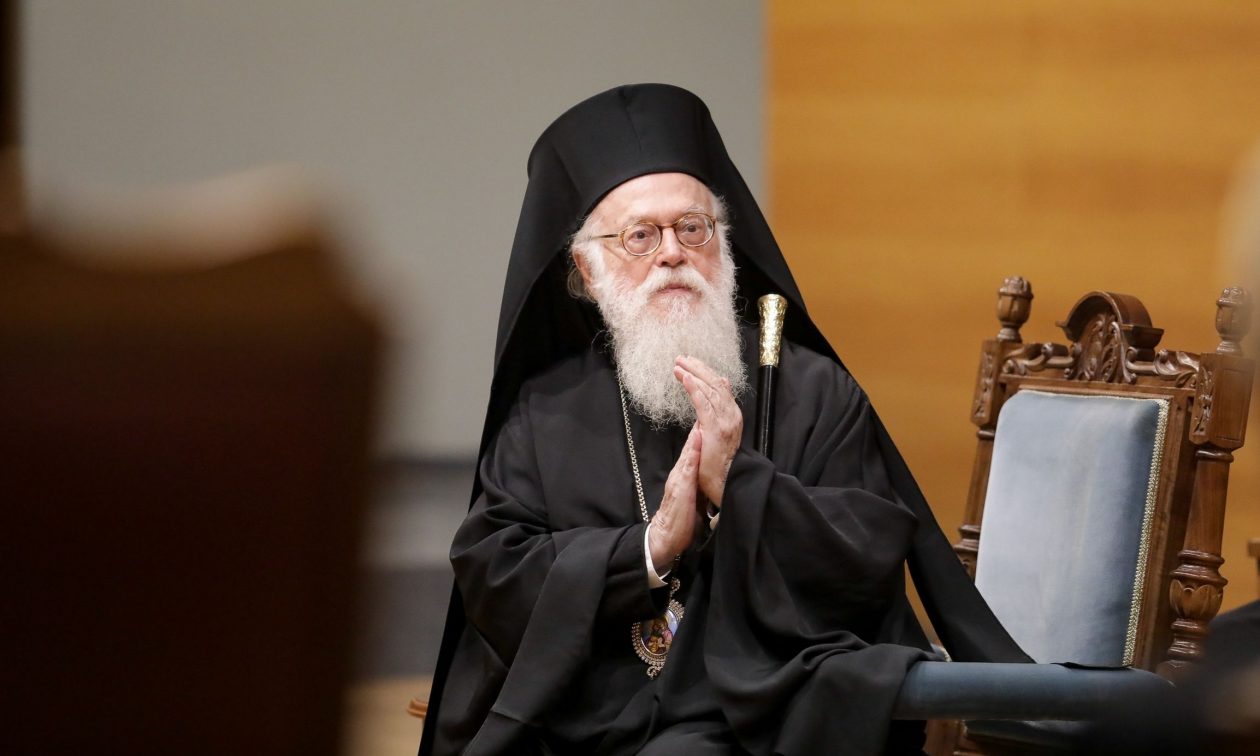 Πλήθος κόσμου έρχεται για να προσκυνήσει το σκήνωμα του Αρχιεπισκόπου Αναστασίου – Πότε θα μεταφερθεί στην Αλβανία