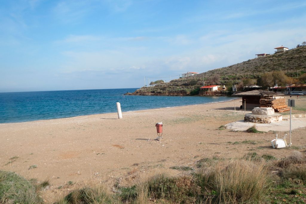 Καπάκι από… φέρετρο ξεβράστηκε σε παραλία της Κερατέας (φωτο)