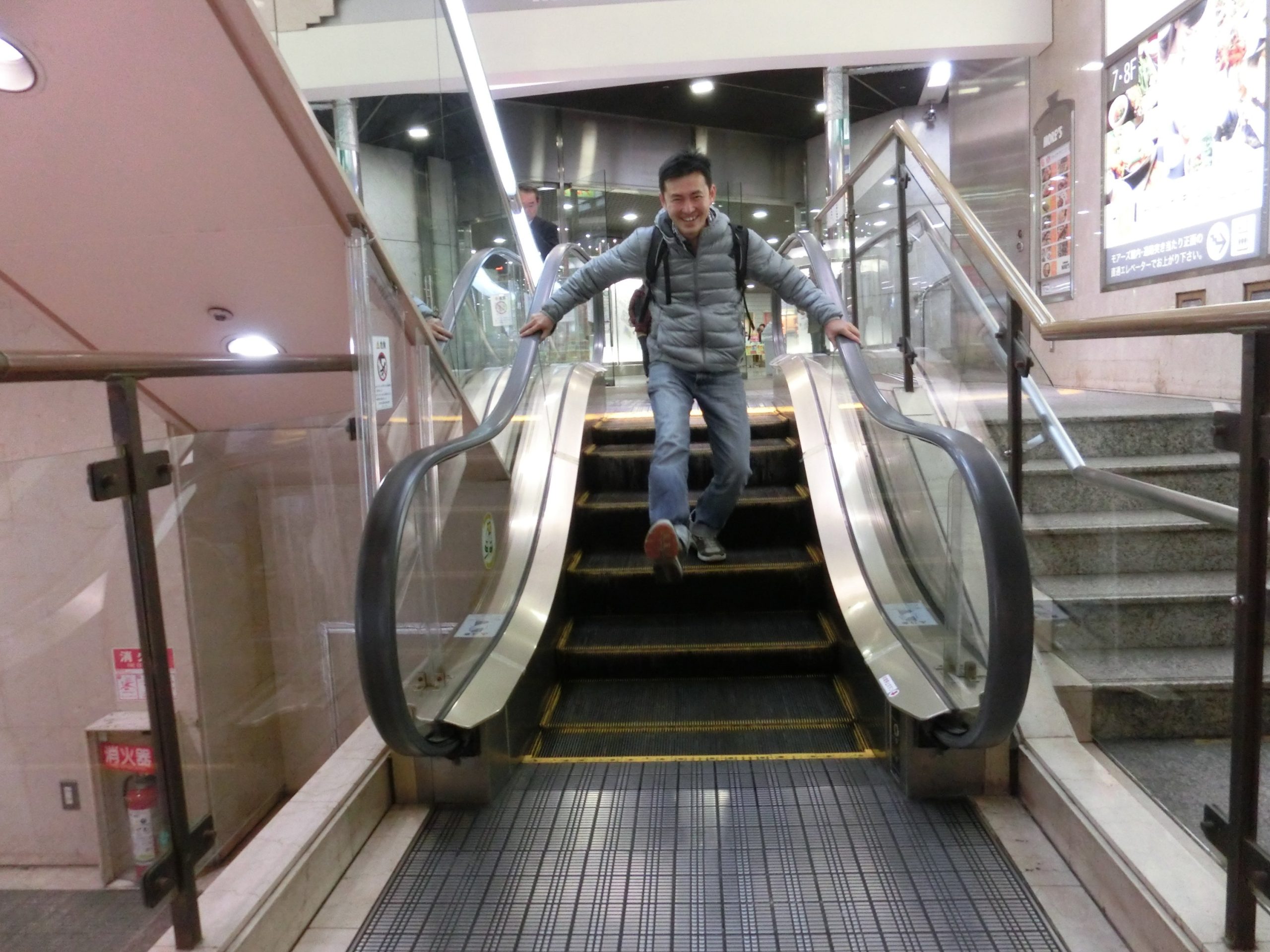 Αυτή είναι η μικρότερη κυλιόμενη σκάλα στον κόσμο – Μπήκε στο βιβλίο Γκίνες (βίντεο)