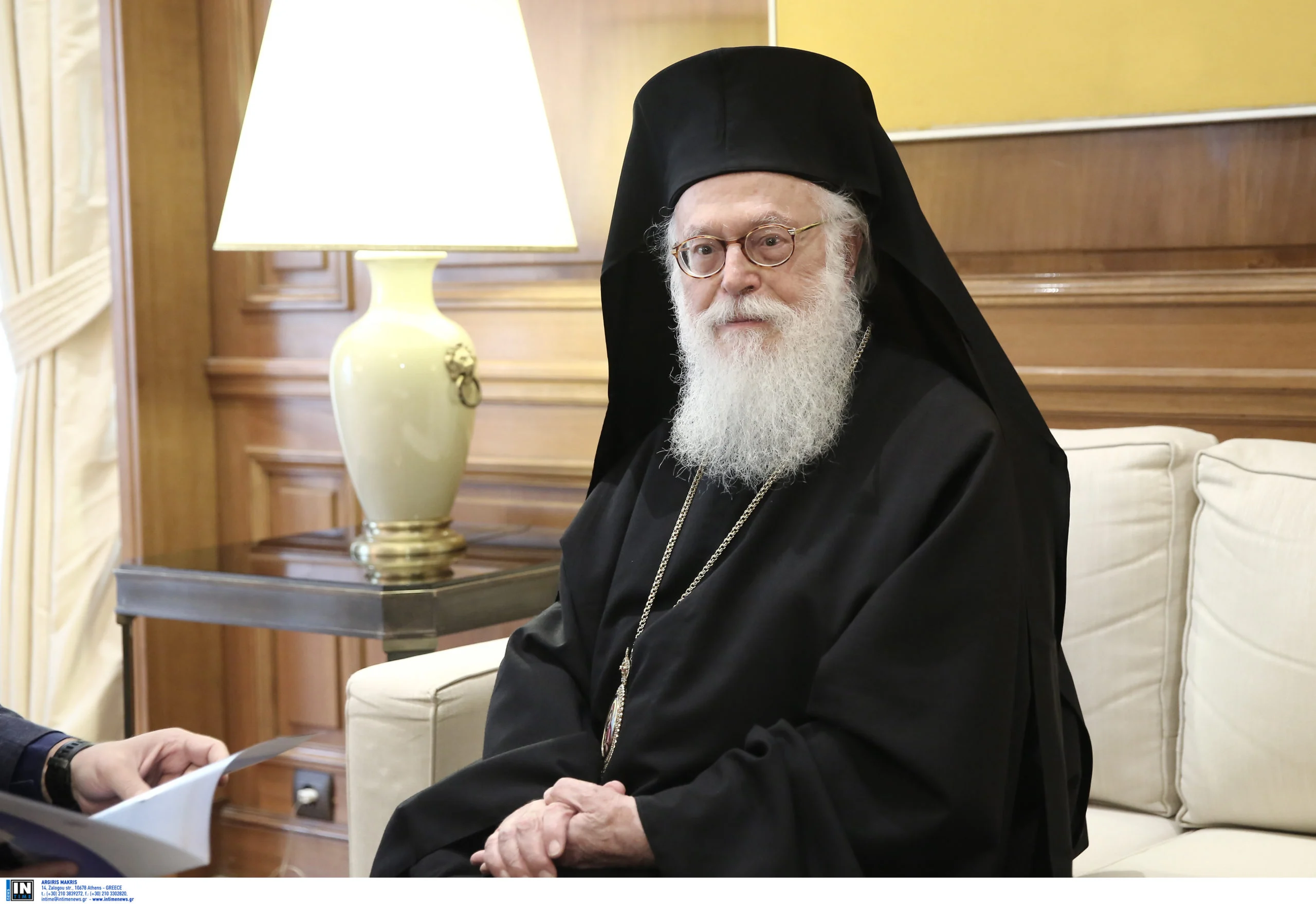 Αλβανία: Πλήθος κόσμου συγκεντρώθηκε στην Κακαβιά για να αποχαιρετήσει τον Αρχιεπίσκοπο Αναστάσιο (φωτο)