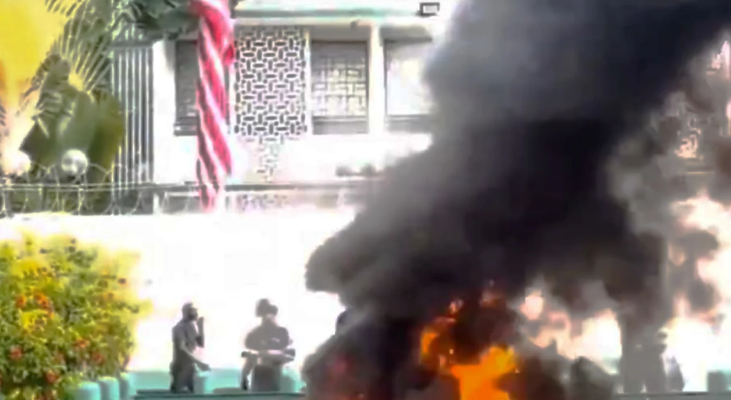 Επεισόδια στο Κονγκό: Επίθεση στην πρεσβεία των ΗΠΑ – Δείτε βίντεο 