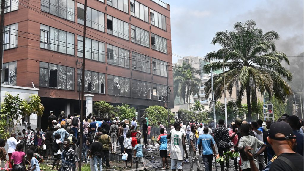 Σφοδρές συγκρούσεις στο Κονγκό: Επιθέσεις και λεηλασίες σε επτά πρεσβείες –  Διέλυσαν και τα γραφεία του ΟΗΕ