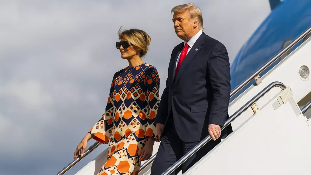 Στη δημοσιότητα τρυφερό βίντεο της Μελάνια και του Ντόναλντ Τραμπ με τον γιο τους από το 2006 (βίντεο)